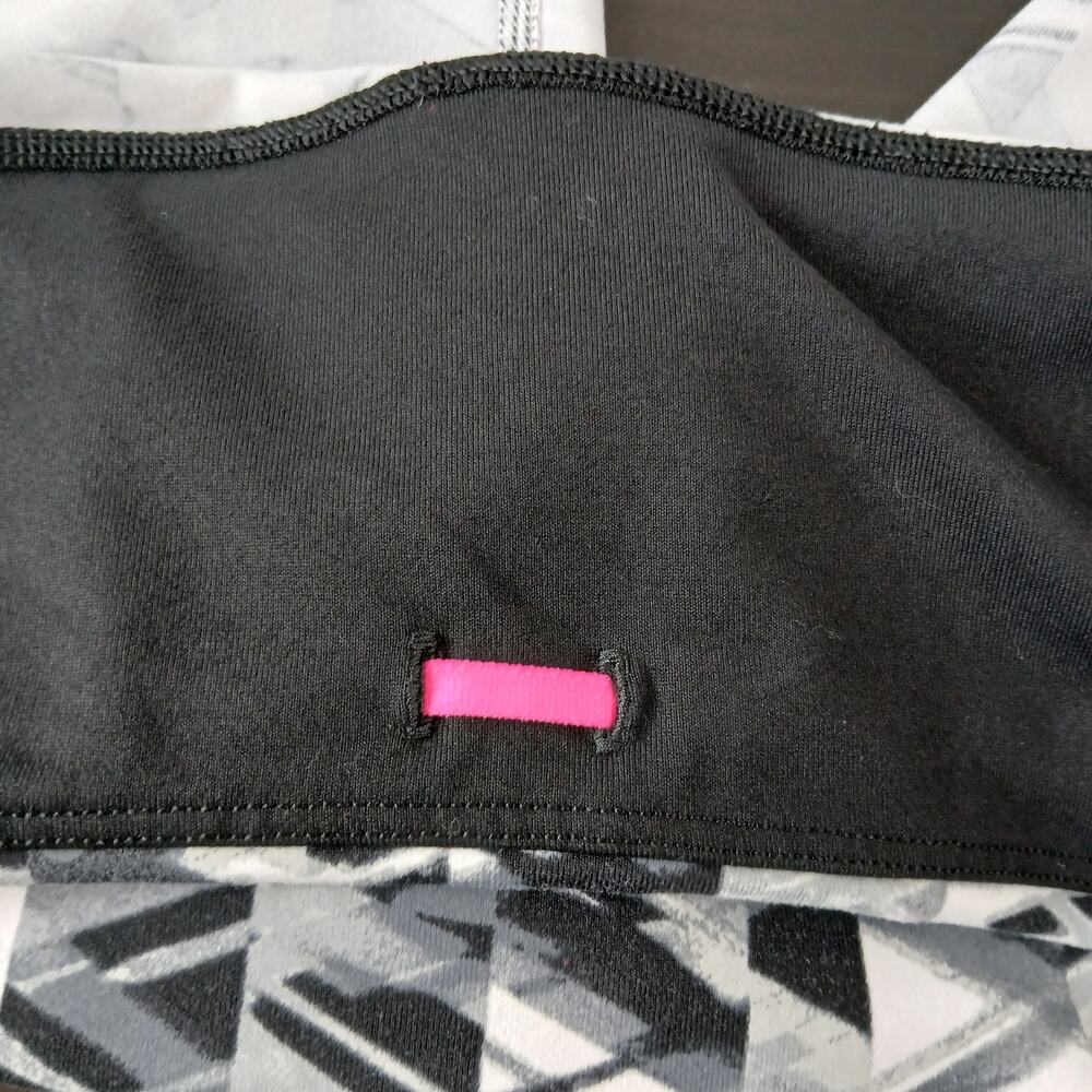 Victoria Sport VSX Knockout Capri Leggings M geometric black white activewear - Picture 4 of 11